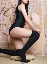 The rabbit plays with the girl in black uniform(36)